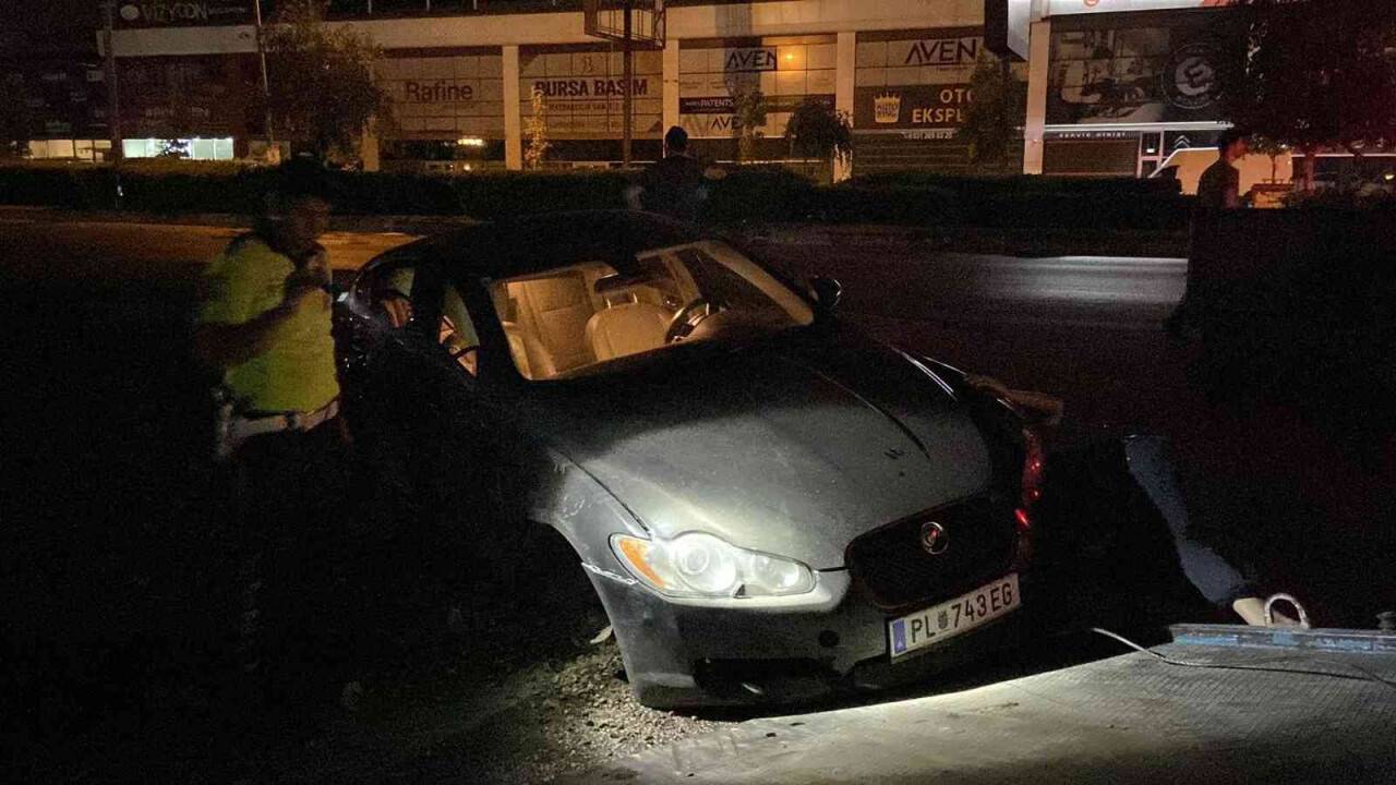 Alkollü sürücü 3 milyon TL’lik aracıyla direğe çarptı: 1 yaralı