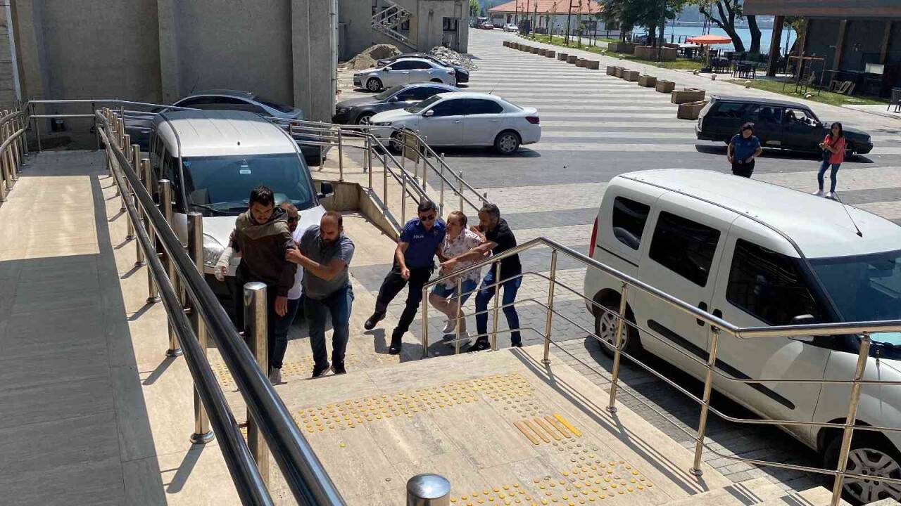 Genç kadın iş çıkışı arkadaşını beklerken dehşeti yaşadı