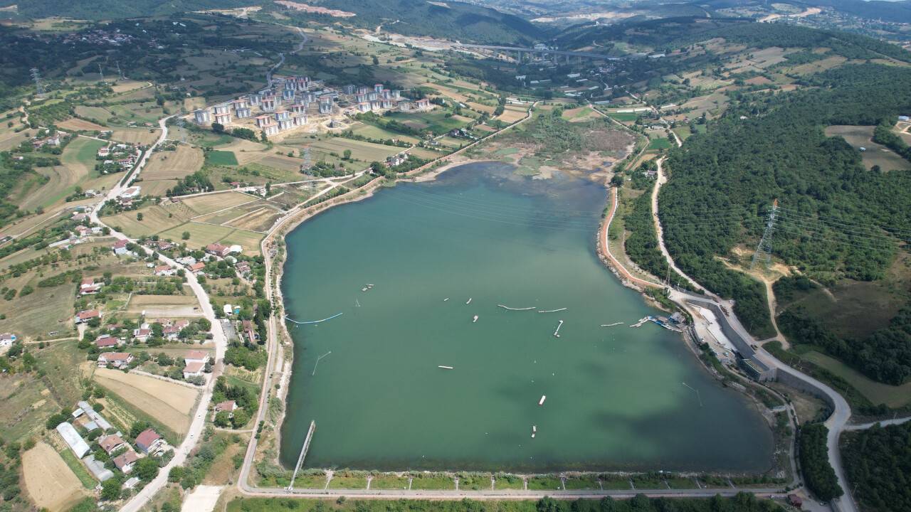 Doğal gölette ortaya çıkan manzara endişelendirdi