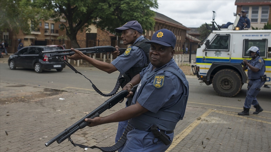Güney Afrika'da protestocular belediye binasını ateşe verdi