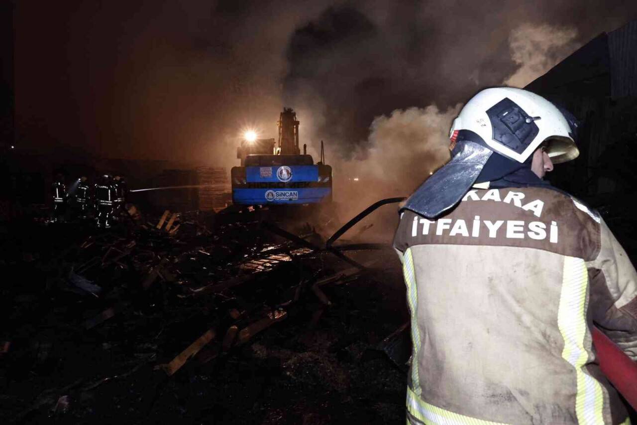 Başkentte palet üretilen iş yerinde çıkan yangın söndürüldü