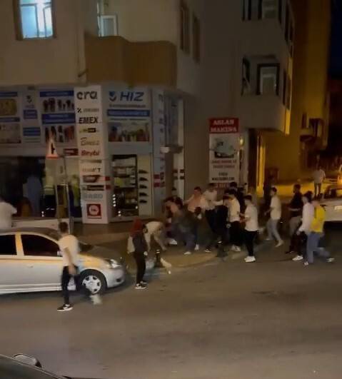 İstanbul'da meydan kavgası: Defalarca tekmelediler