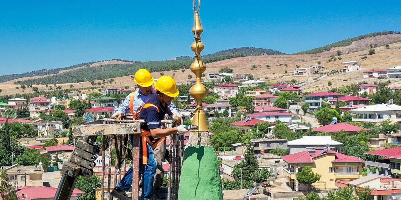 Depremde zarar gören Tevekkeli Camii minaresi onarıldı
