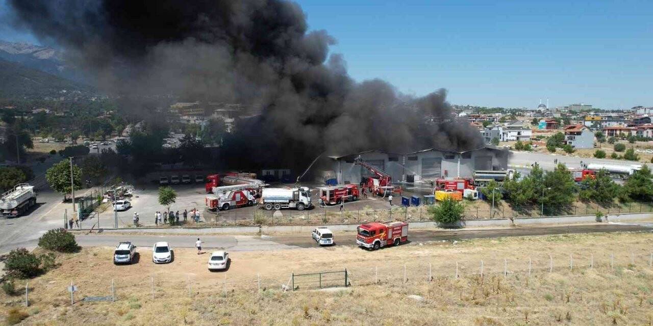 Lojistik deposundaki yangın havadan görüntülendi