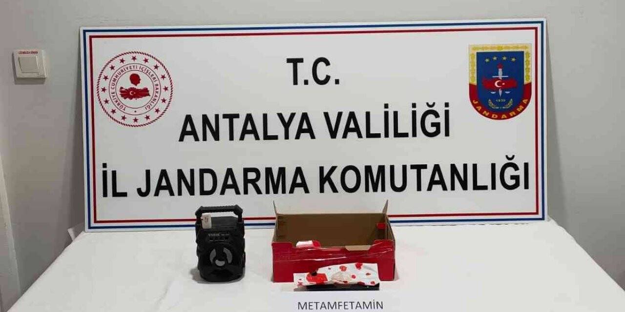 Kargoyla gelen uyuşturucuya jandarmaya takıldı