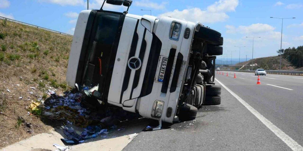 Geri dönüşüme gidecek kağıtları taşıyan tır Kuzey Marmara’da devrildi