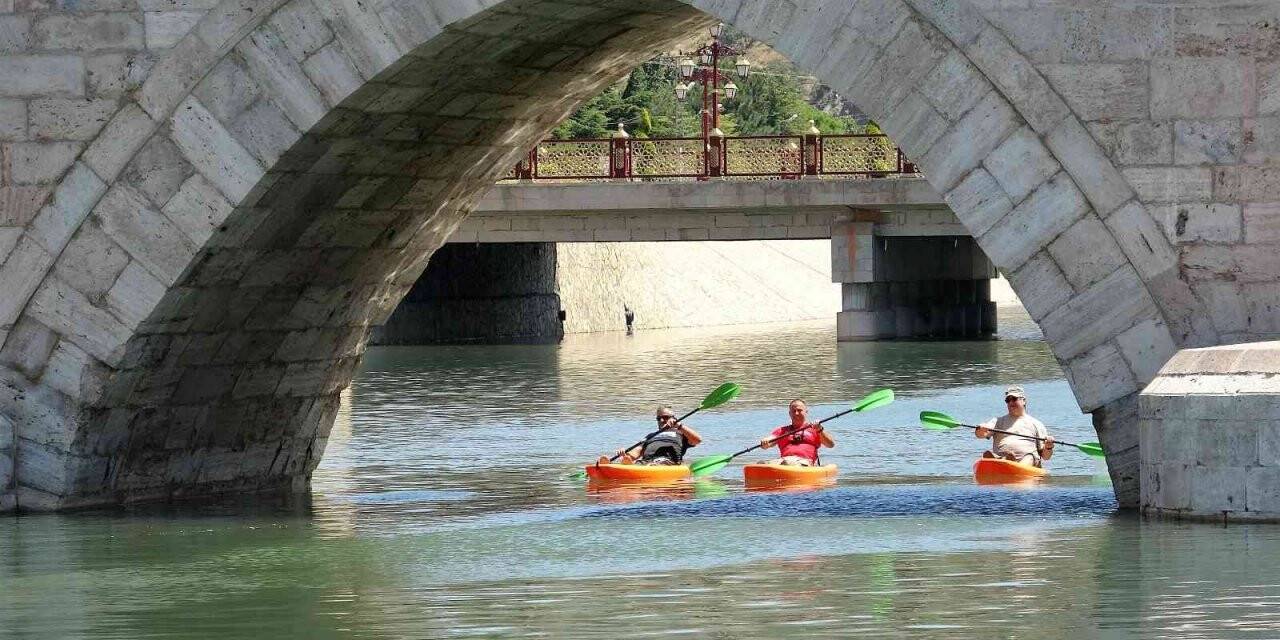 Yeşilırmak’ta kano keyfi