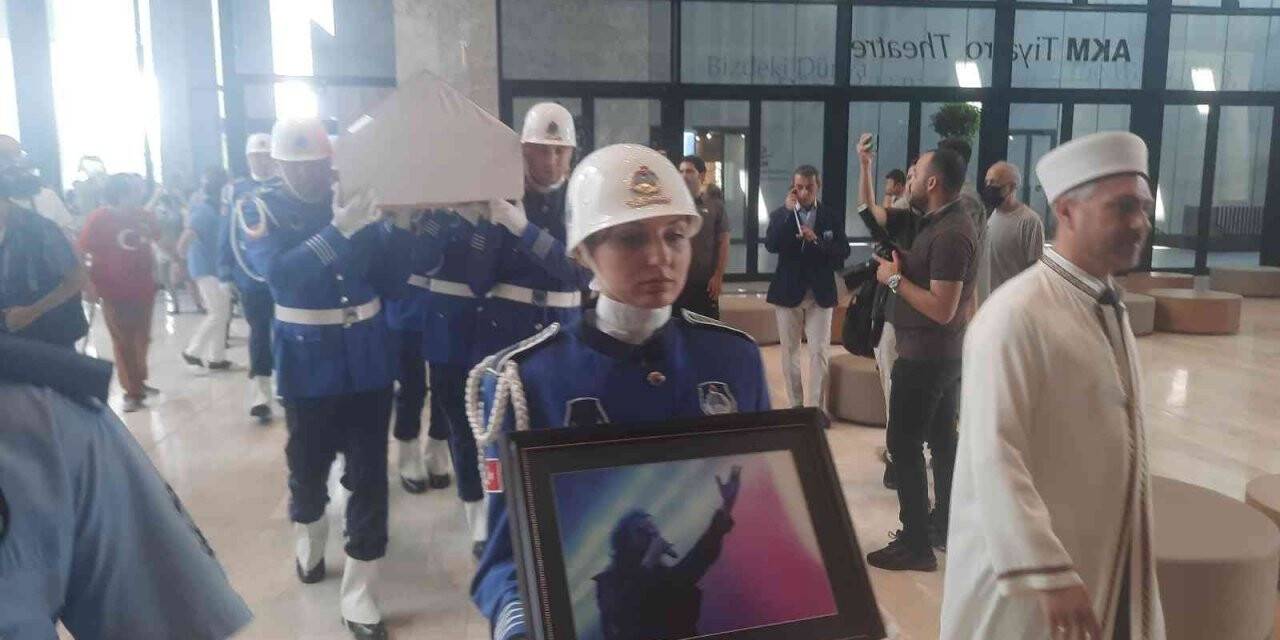 Ünlü sanatçı İlhan İrem için Atatürk Kültür Merkezinde tören düzenlendi