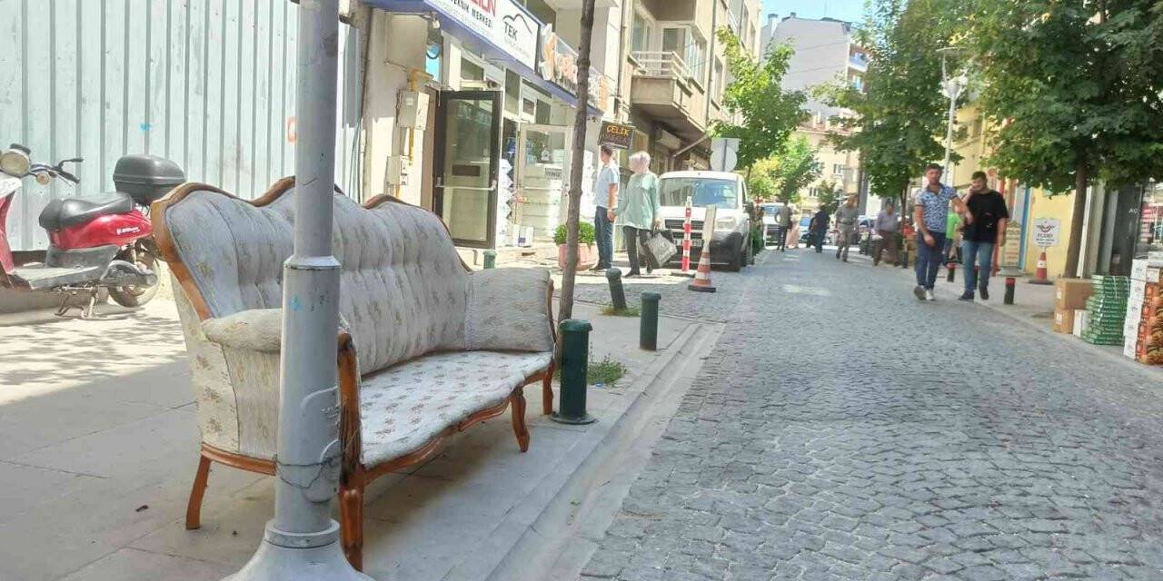 Çalınmasın diye sokakta bulunan koltuğu direğe bağladılar