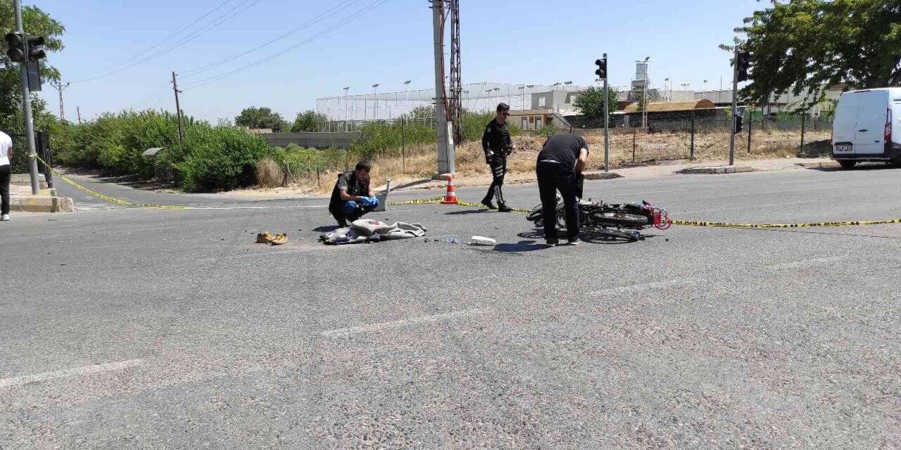 Şanlıurfa’da tıra çarpan motosikletin sürücüsü öldü