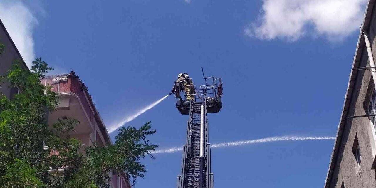 4 katlı binanın çatı katı alev alev yandı: İtfaiye eri hafif şekilde yaralandı