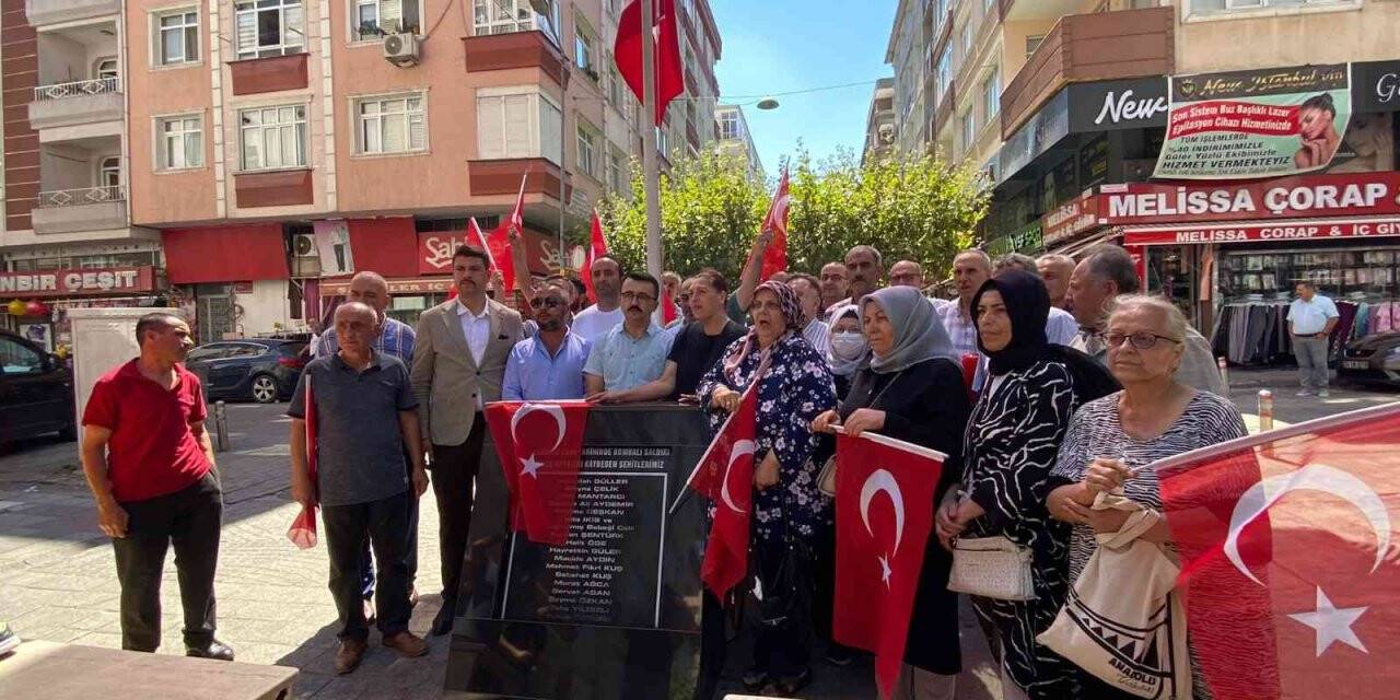 Güngören’deki patlamanın zanlısı etkisiz hale getirilince, mağdur yakınları bayraklarla olay yerinde toplandı