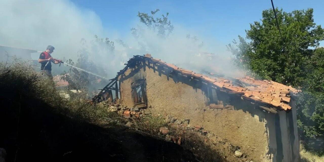 Sungurlu’da boş evde yangın çıktı