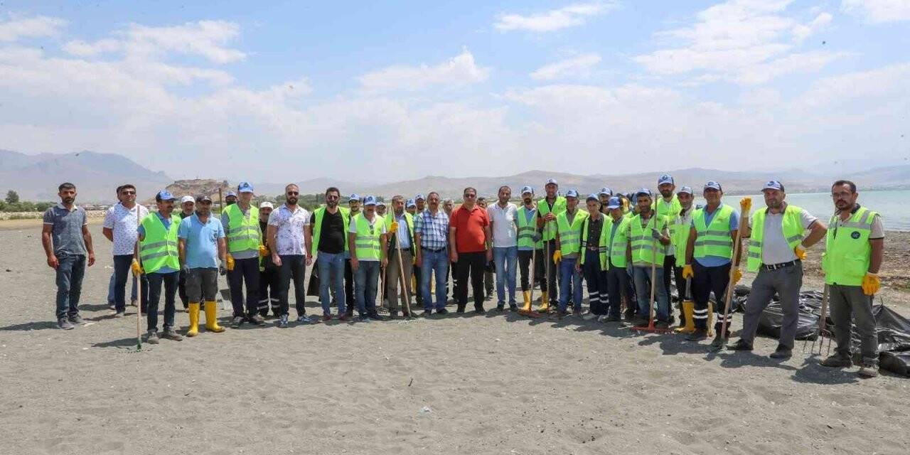 Van Gölü sahilinde tonlarca çöp toplandı