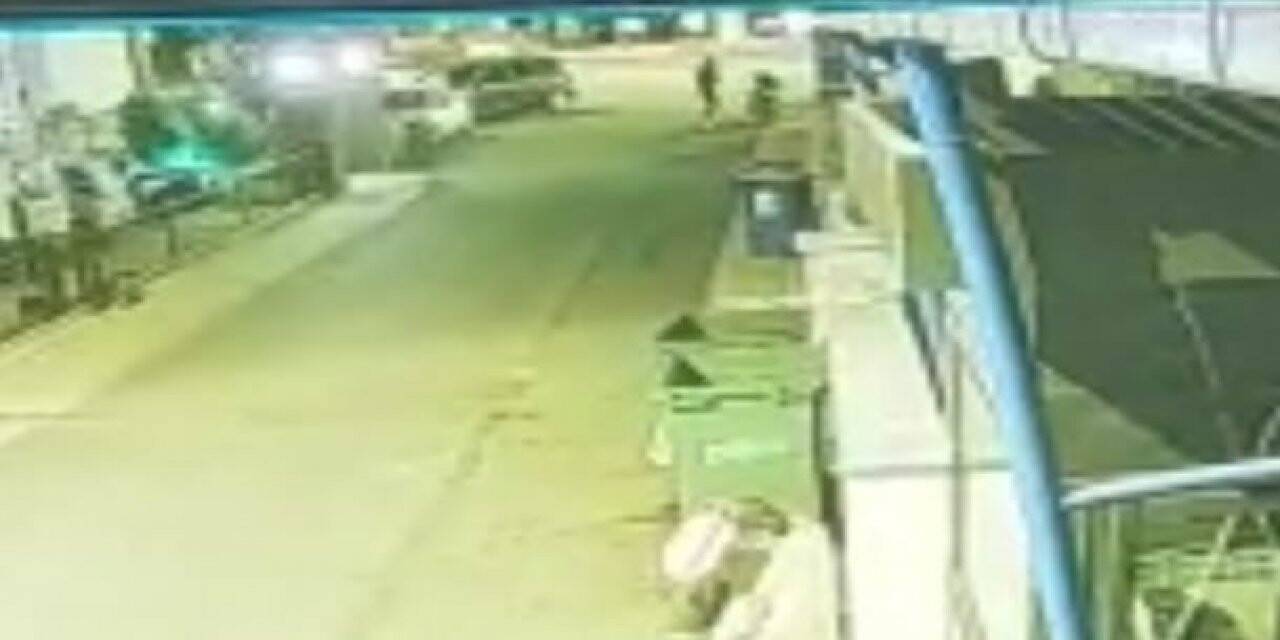 Gidon kilidini kırdığı motosikleti itekleyerek çaldı