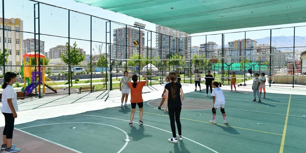 Yeşilyurt’ta Voleybol Kursuna ilgi