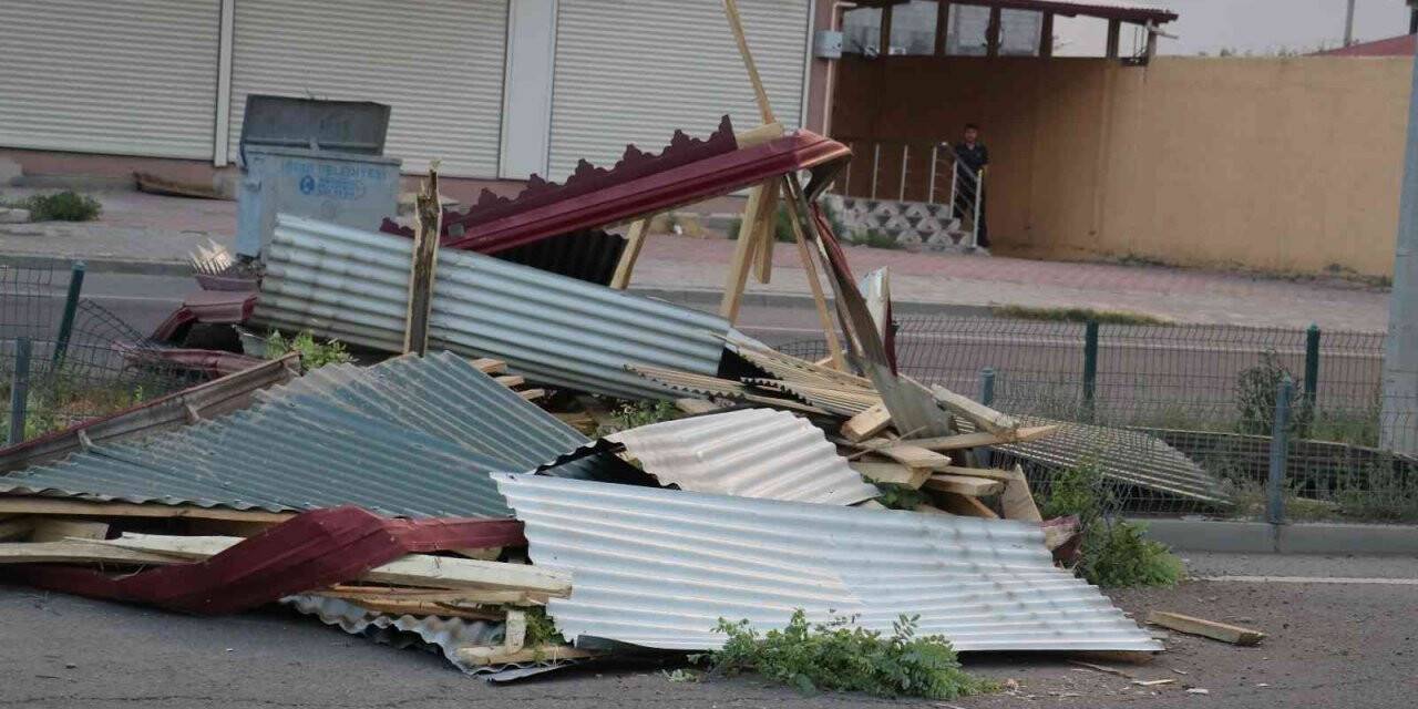 Iğdır’da etkili olan fırtına çatıları uçurdu, araçlara zarar verdi