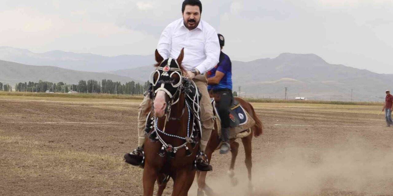 Ağrı’da Mahalli At Yarışları ve At Şenliği renkli görüntülere sahne oldu