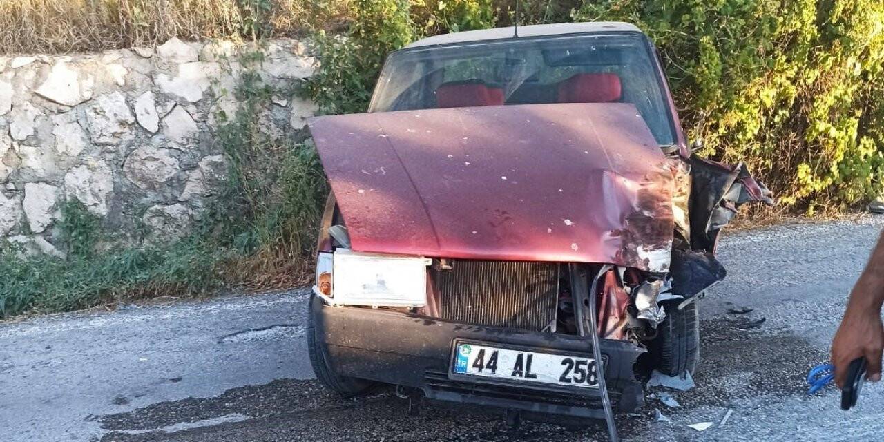 İş makinesi ile otomobil çarpıştı: 1 yaralı