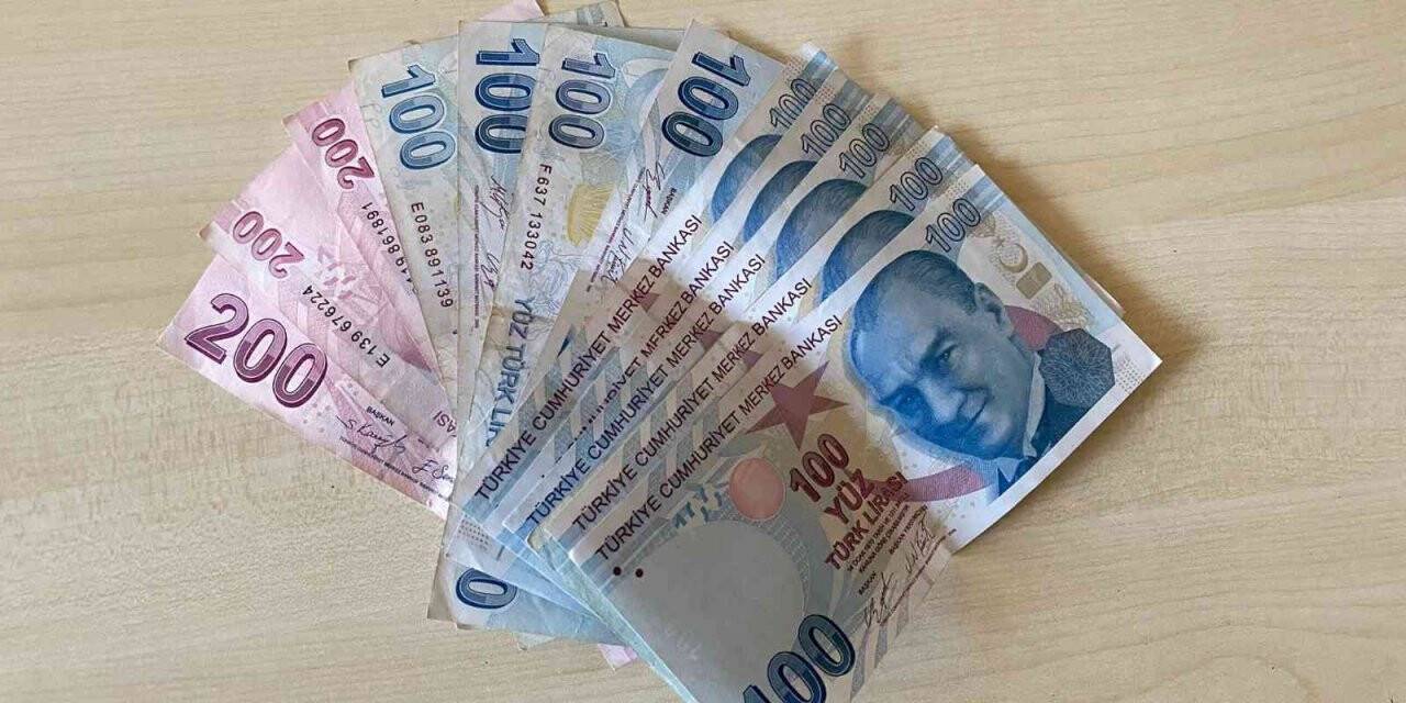 Bankta uyuyan vatandaşın parasını çalan şüpheli gözaltına alındı