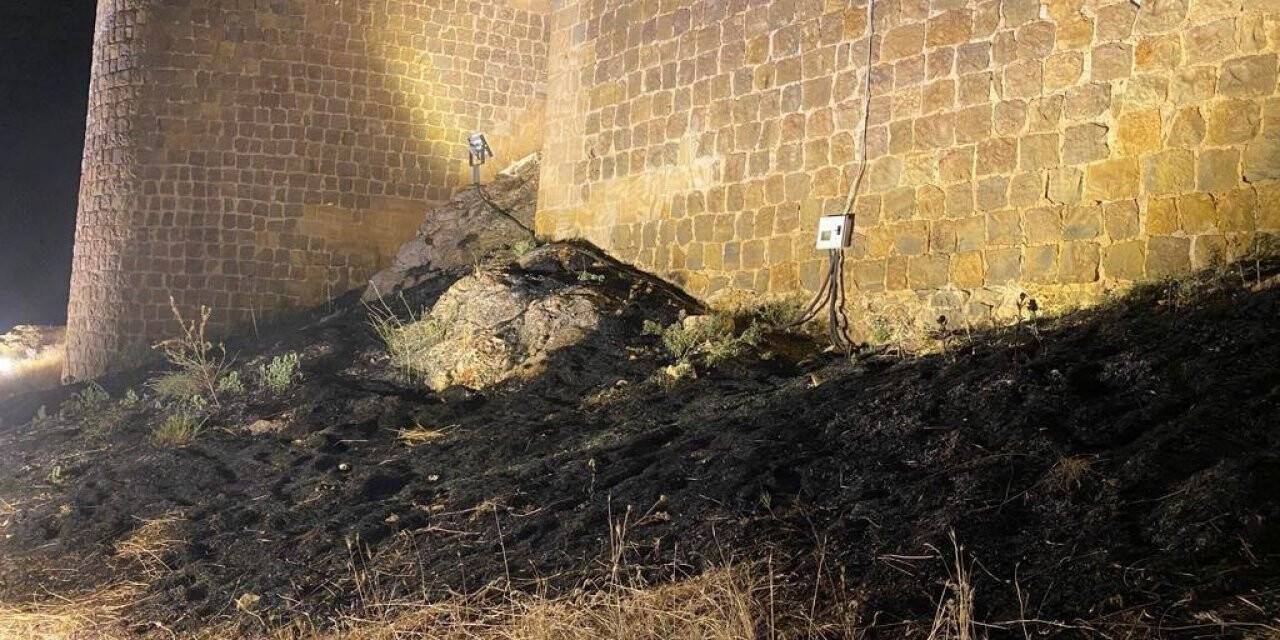 Bayburt Kalesi’nde örtü yangını