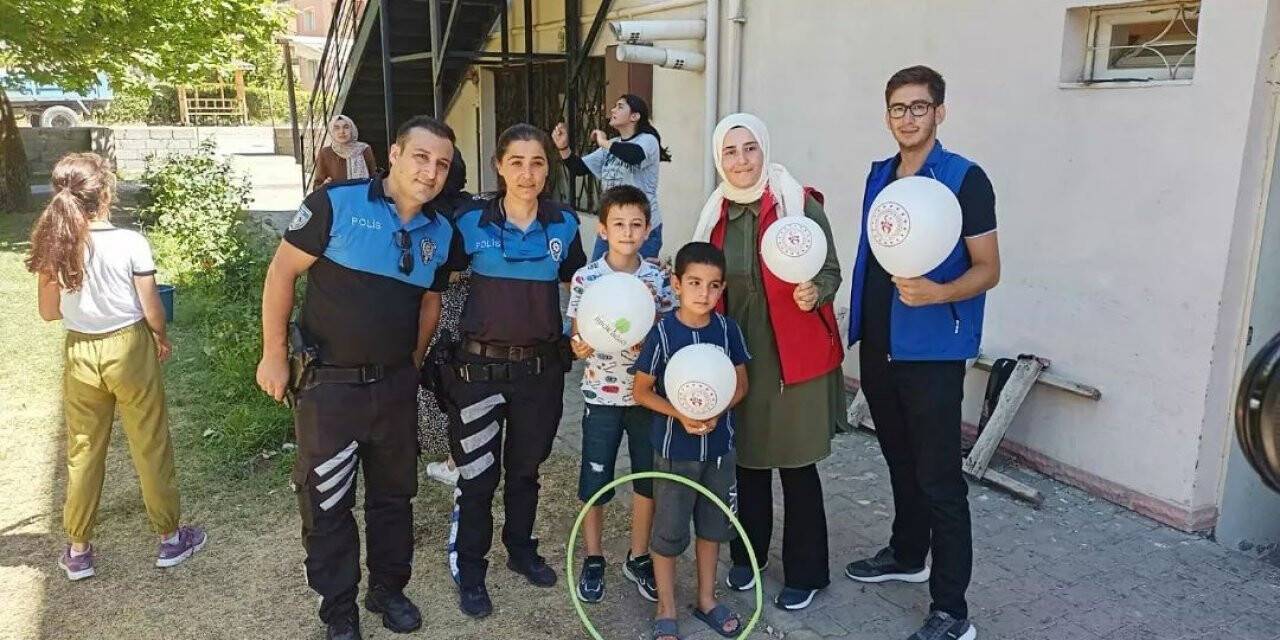 Polisler çocuklarla eğlenceli bir gün geçirerek genel güvenlik konularında bilgilendirilmede bulundular