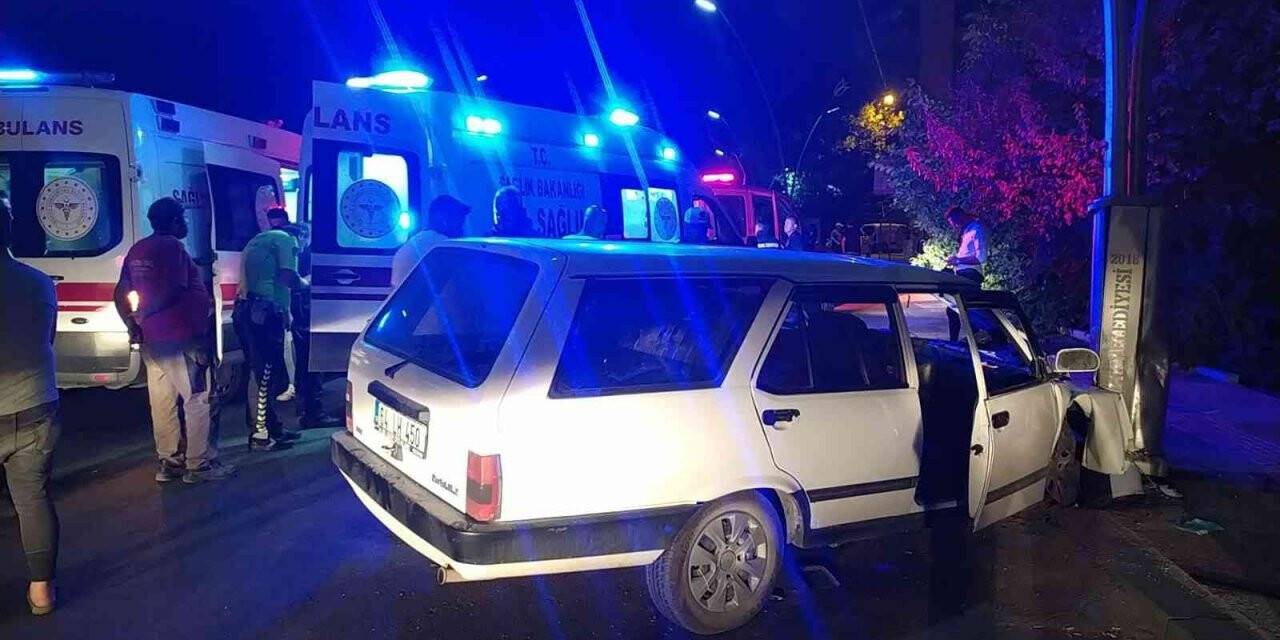 Aşırı alkollü sürücü aydınlatma direğine çarptı; 2 yaralı