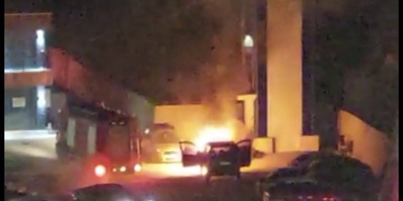 Park halindeki araç alev alev yandı