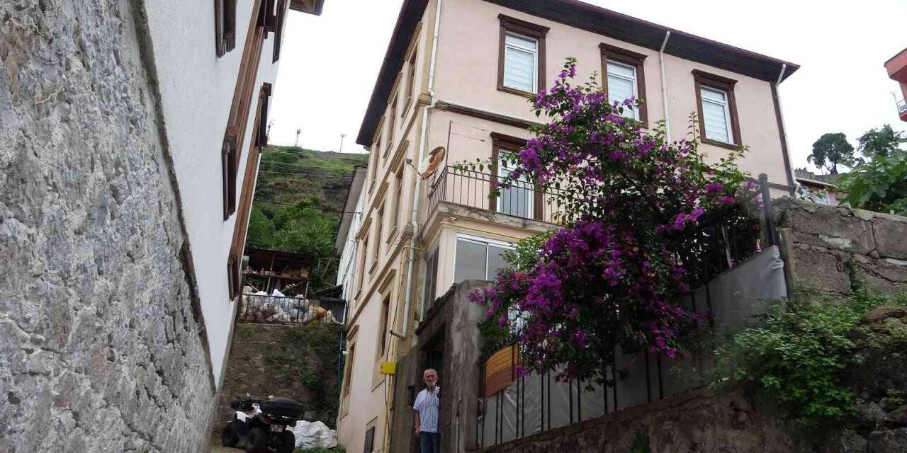 Asırlık evde sergilenen tarihi eşyalarla zamanda yolculuk