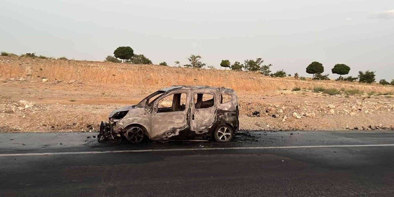 Seyir halindeki hafif ticari araç alev alev yandı
