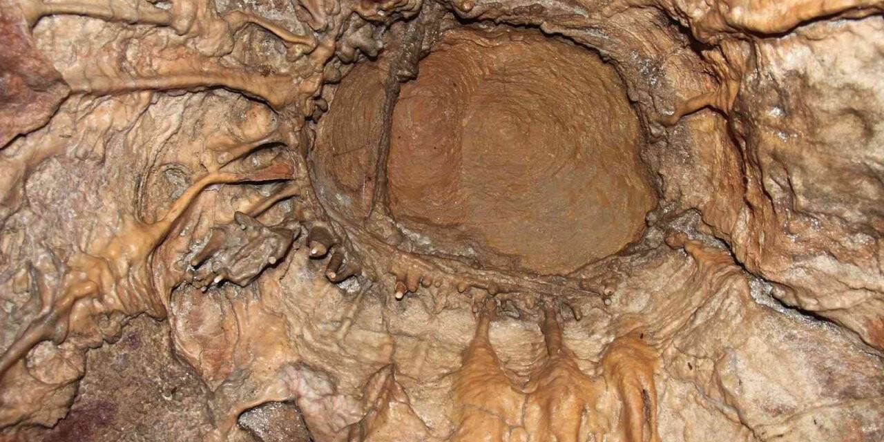 Bu mağaraya gelen donuyor