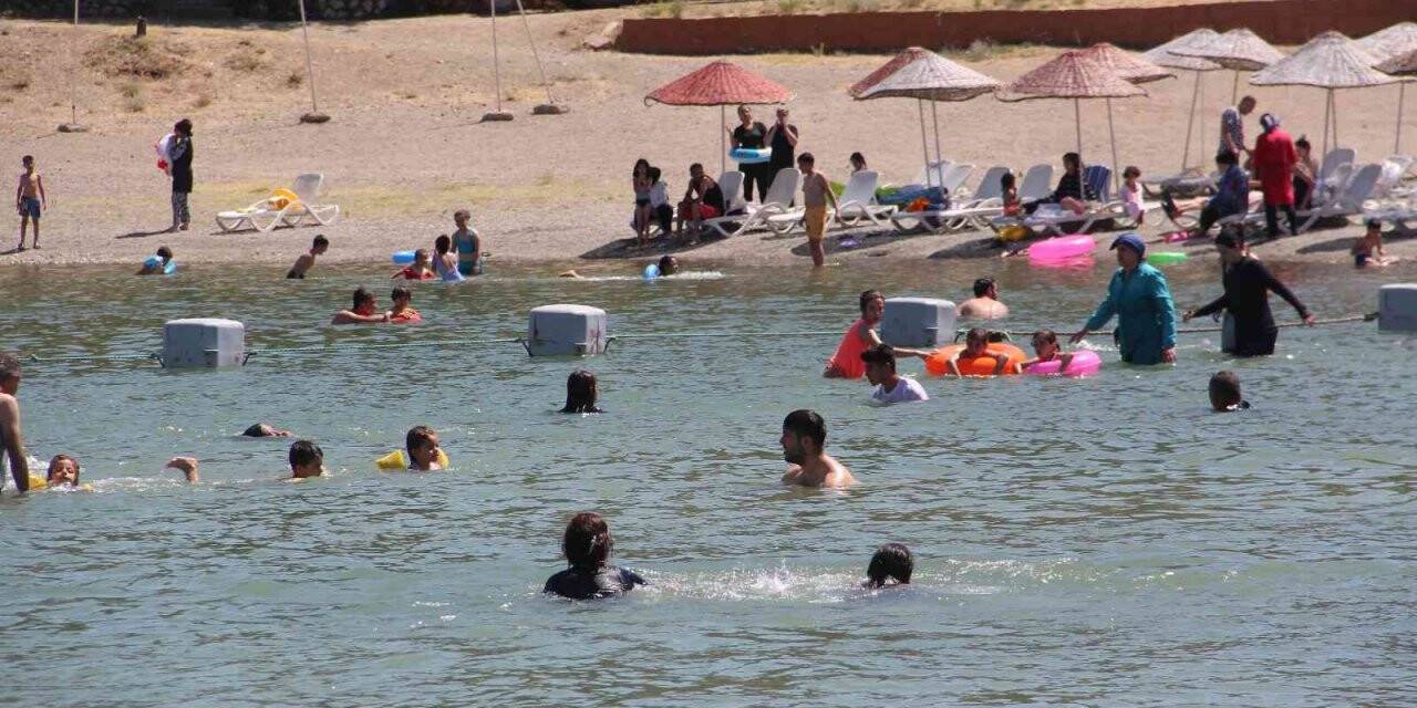 Sıcaktan bunalanlar Hazar Gölü’ne akın etti, plajlar Ege ve Akdeniz’i aratmadı