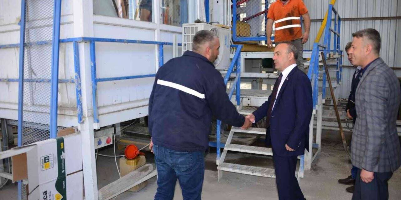 Vali Öner, İl Özel İdaresi Asfalt Plent Tesisi ile Ardahan Tekstil Atölyesi inşaatında incelemelerde bulundu
