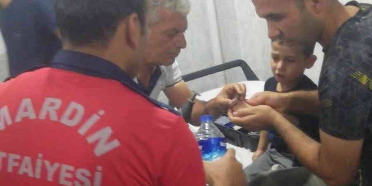 Parmağı demir kapağa sıkışan çocuk gözyaşları arasında kurtarıldı