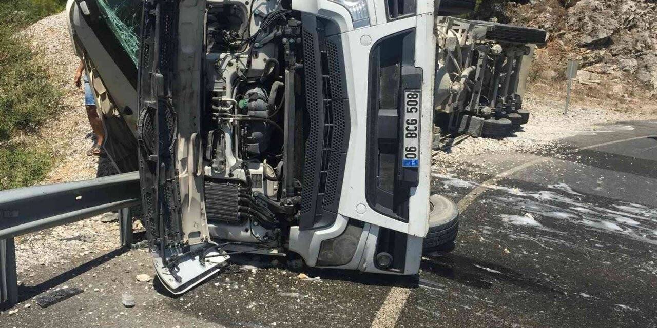 Devrilen çimento yüklü tırdaki yangın söndürüldü