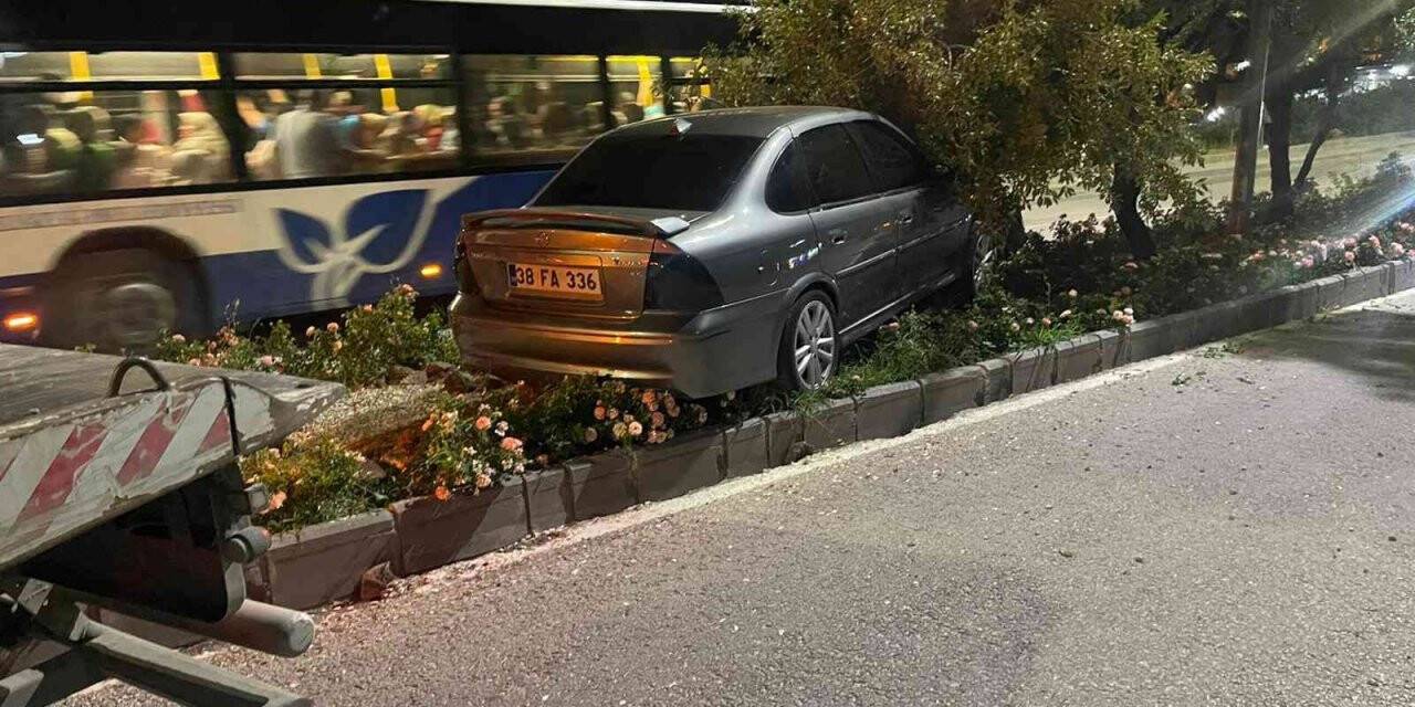 Elazığ’da virajı alamayan otomobil refüje çıkarak ağaca çarptı