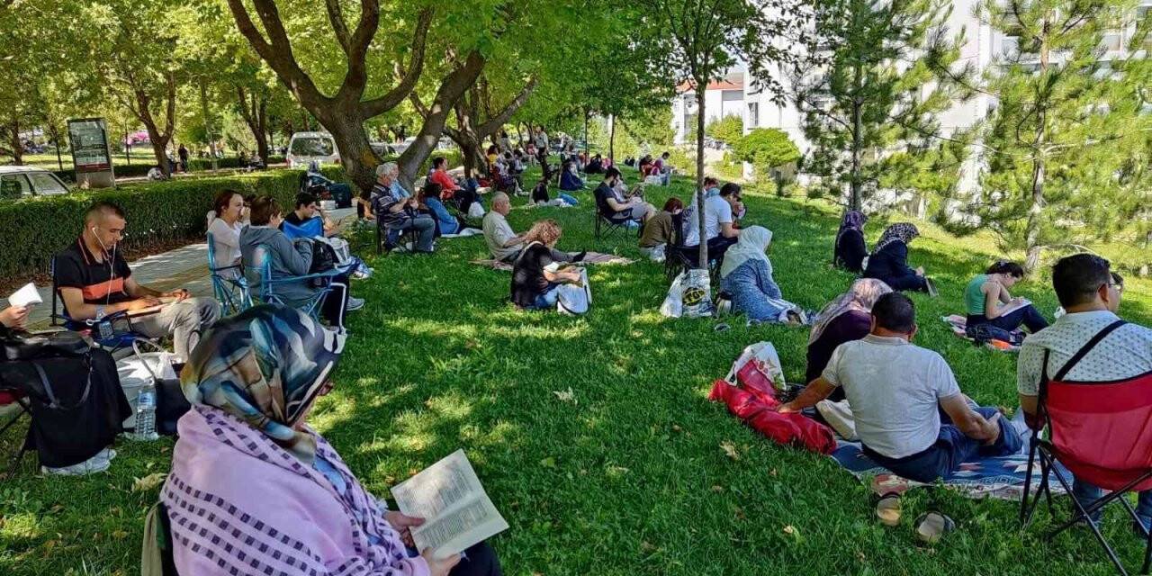 Memur adayları salonlarda, yakınları dışarıda sınav heyecanı yaşadı
