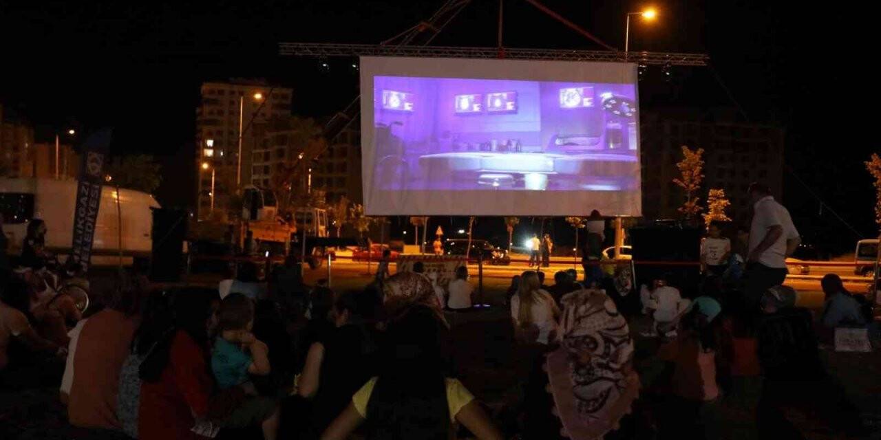 Melikgazi’de nostaljik açık hava film günleri başladı