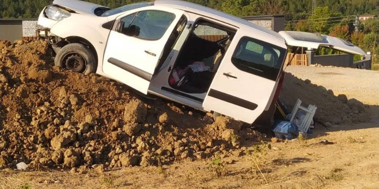 Yoldan çıkan hafif ticari araç toprak yığınına çarptı: 5 yaralı