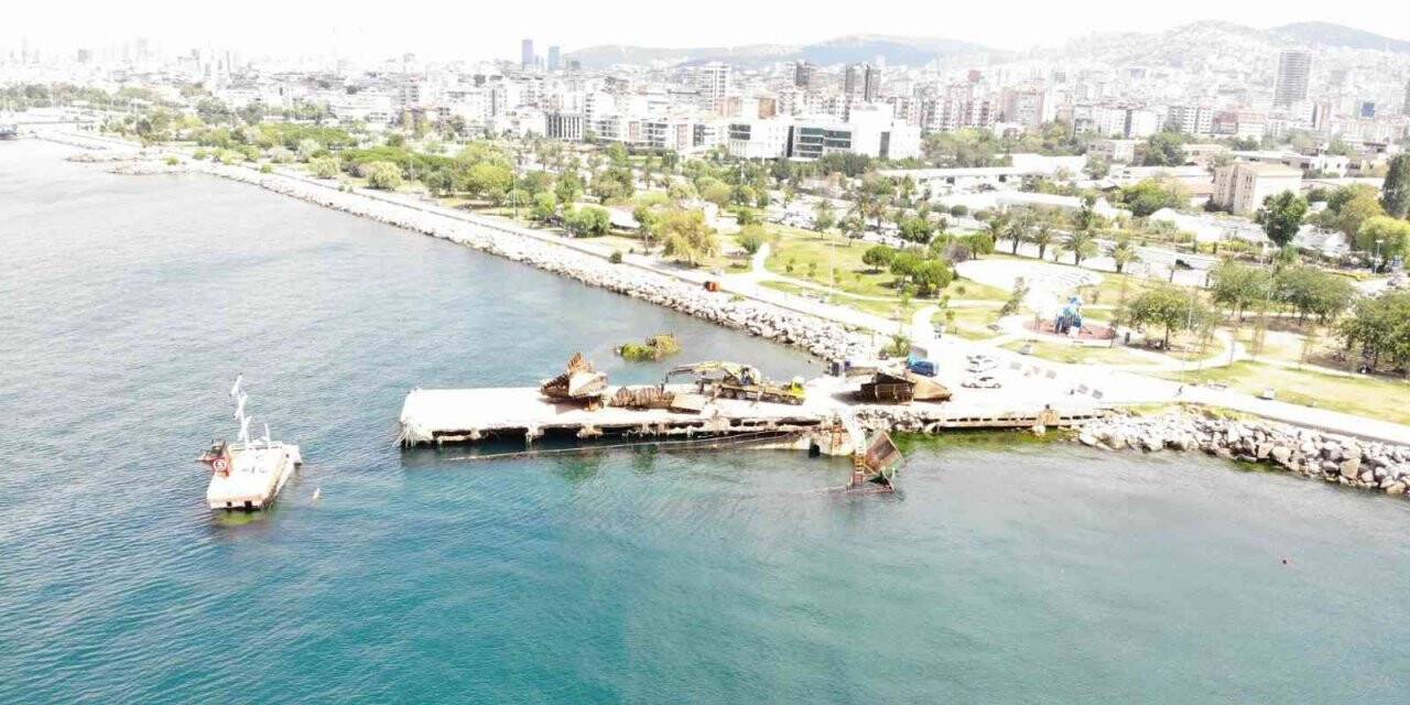 Maltepe Sahili’nde batan geminin parçaları karaya çıkartıldı