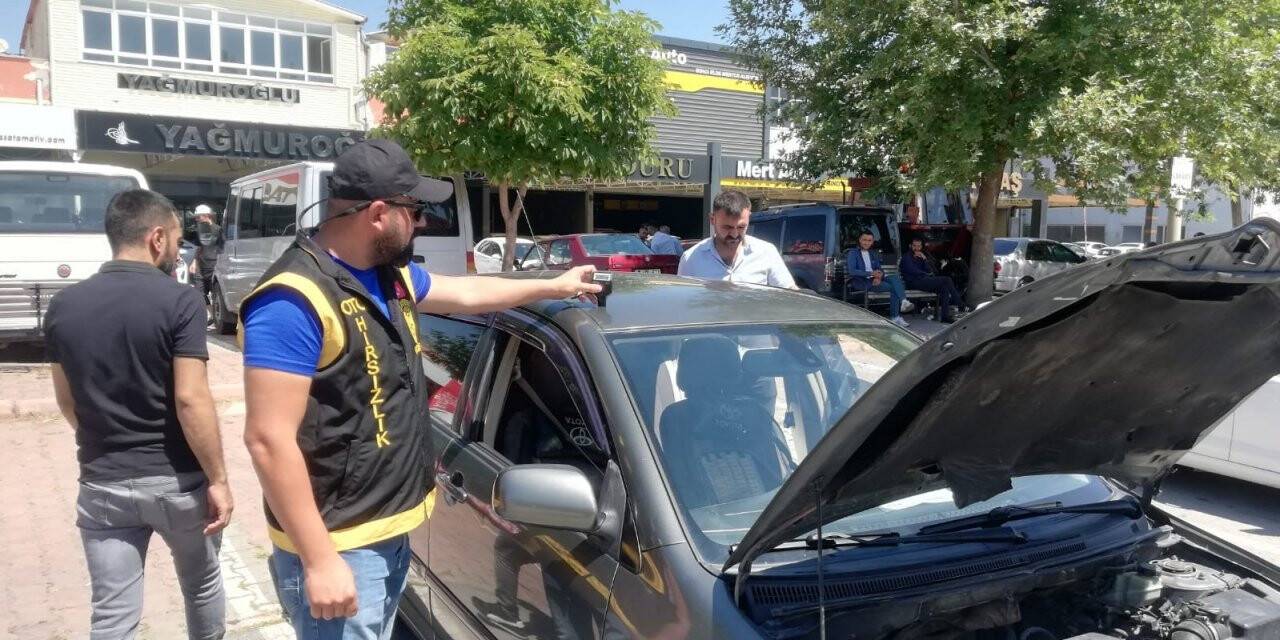 Oto hırsızlık polisleri oto pazarını denetledi