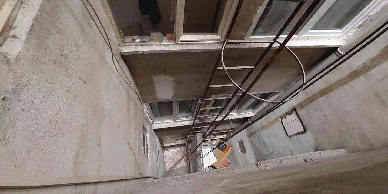 Anahtarı evde unutan emekli öğretmen eve girmek isterken havalandırma boşluğuna düştü