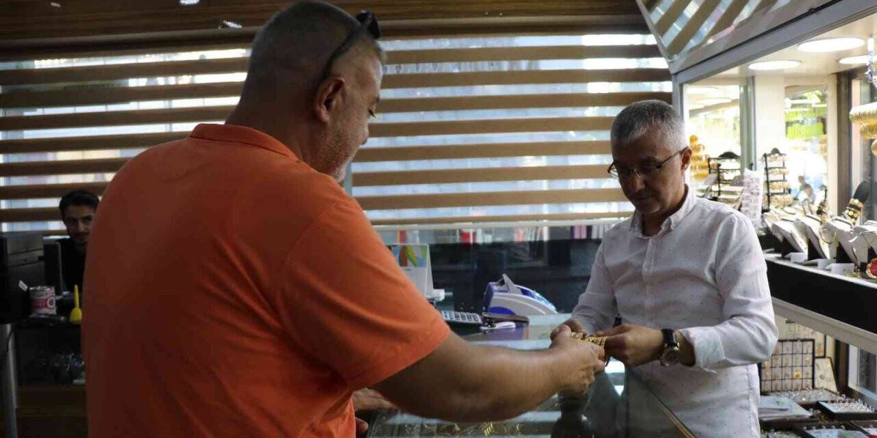 Kuyumcunun uyanıklığı vatandaşı dolandırılmaktan kurtardı