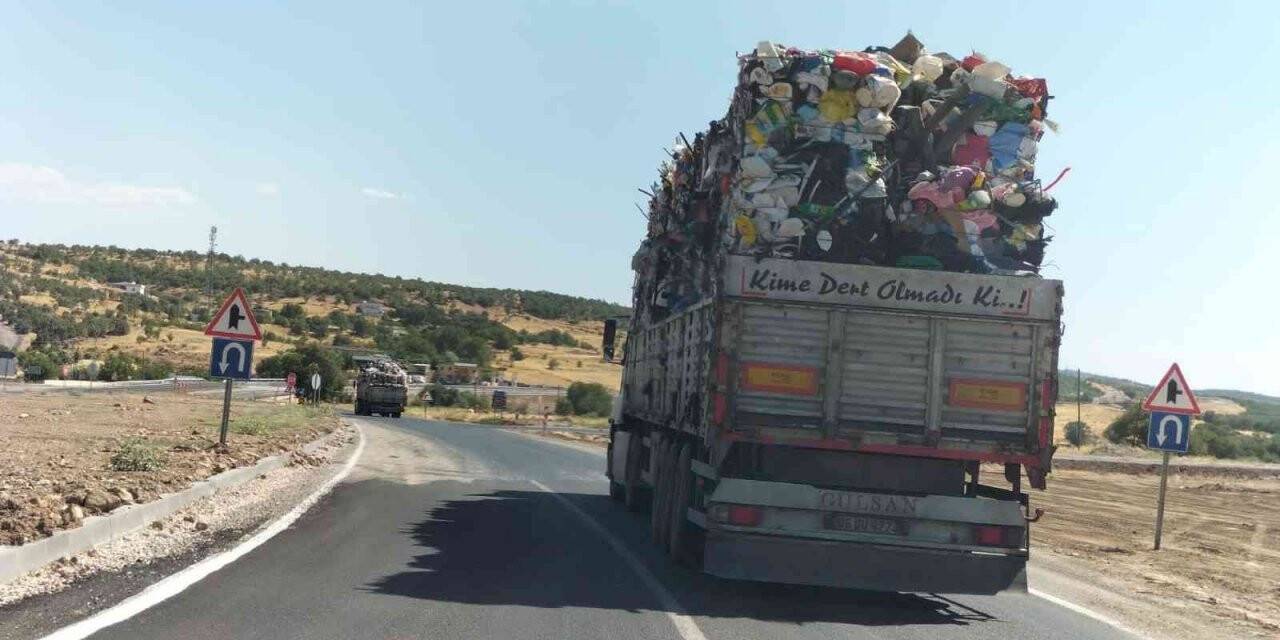 Plastik hurda taşıyan kamyon trafiği tehlikeye soktu