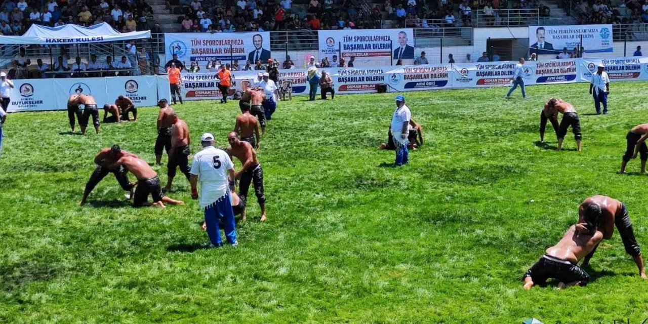 Güreşçiler er meydanında