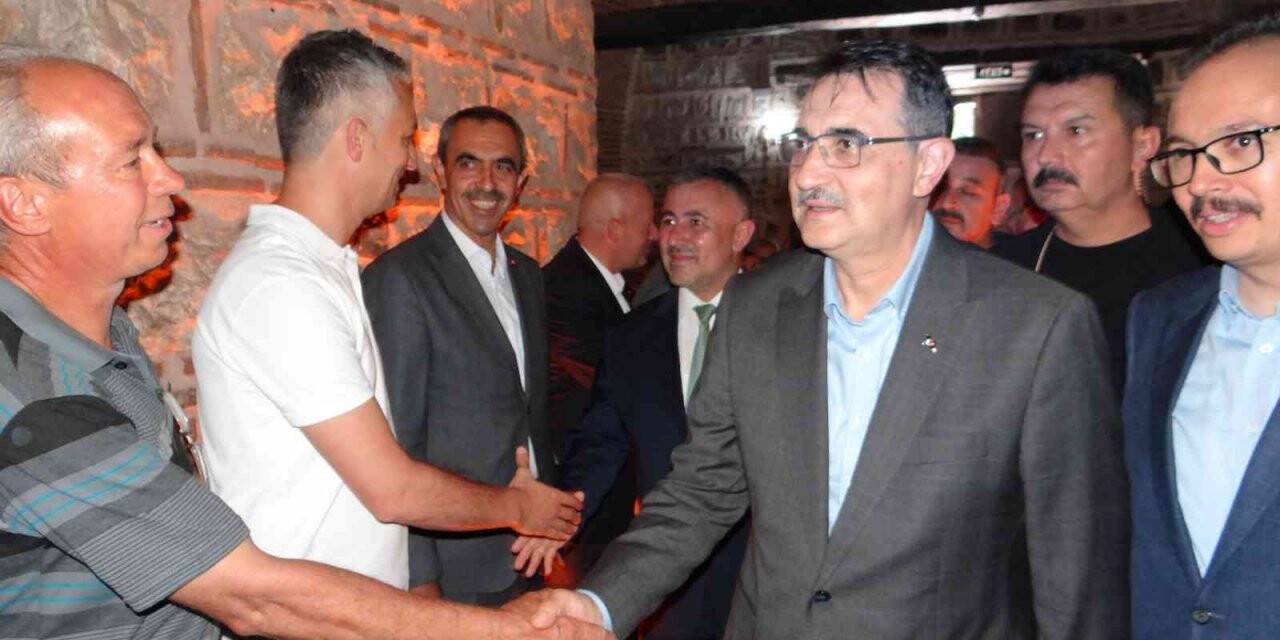 Enerji ve Tabii Kaynaklar Bakanı Dönmez selden etkilenen köylerin muhtarıyla bir araya geldi