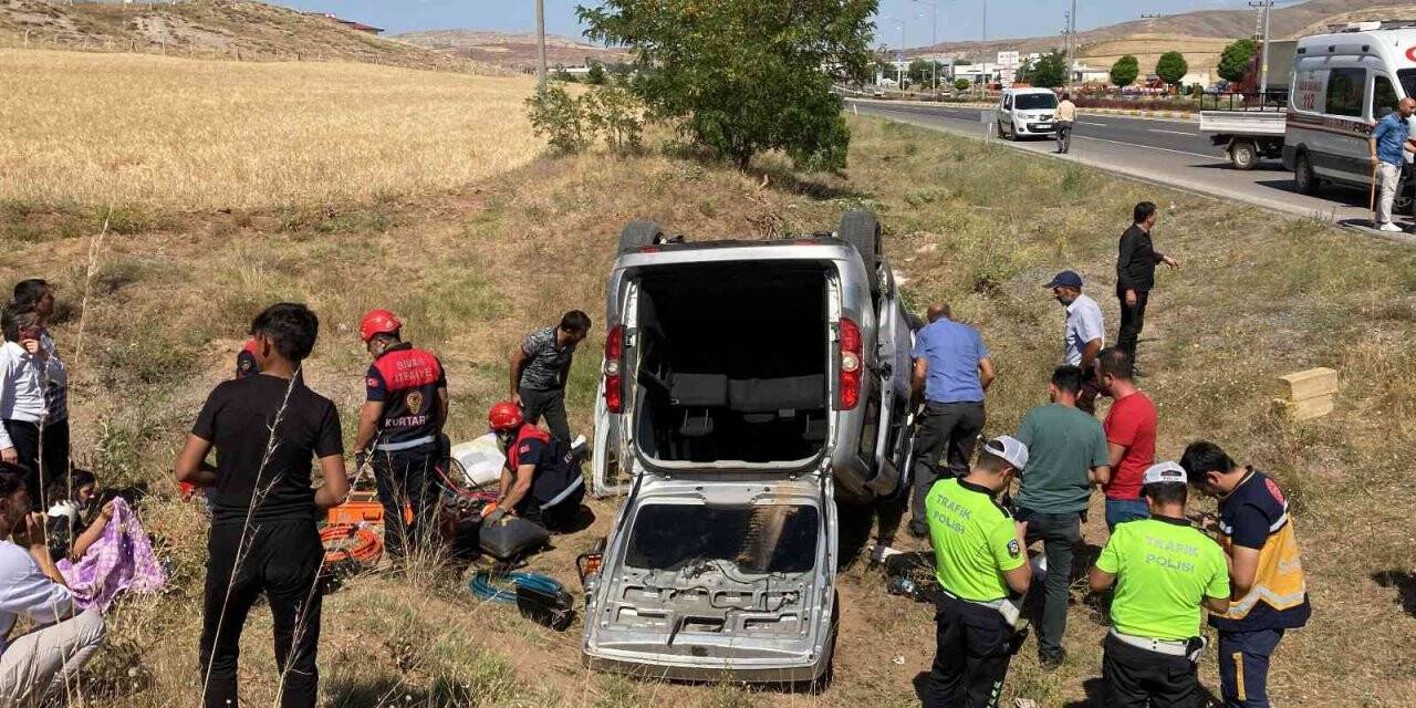 Hafif ticari araç şarampole uçtu: 7 yaralı