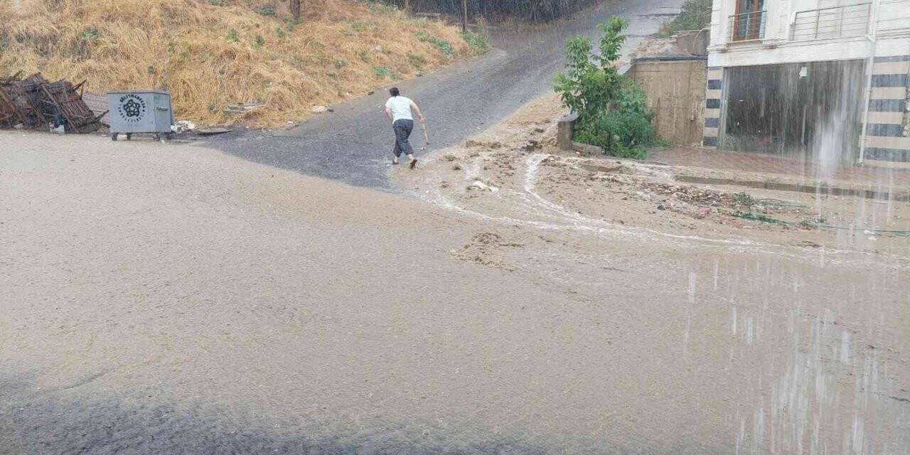 Yazın ortasında şiddetli yağış: Sokaklar dereye dönüştü