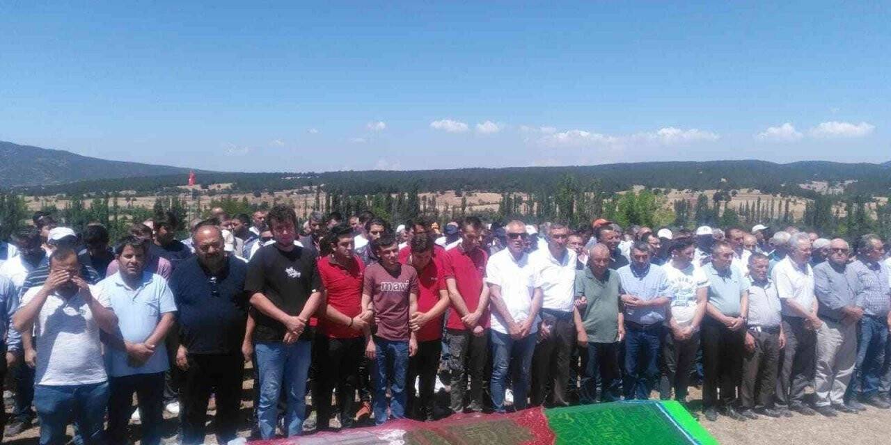 Emet’te trafik kazasında hayatını kaybeden genç kız toprağa verildi