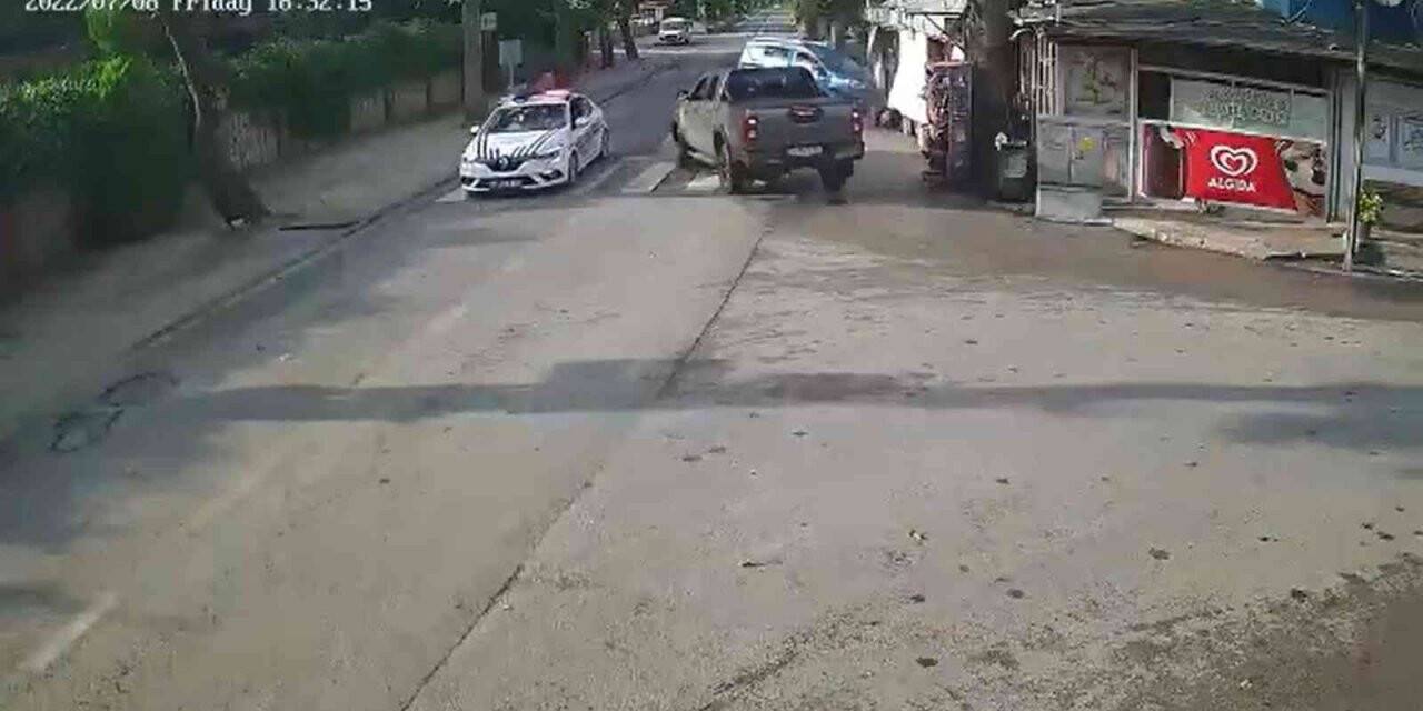 Sürücüsünün baygınlık geçirdiği kamyonet markete böyle girdi